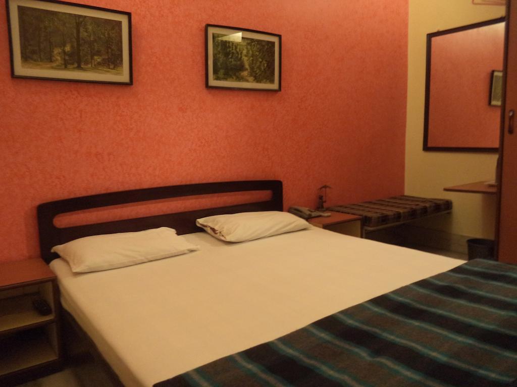 Hotel Esplanade Chambers Καλκούτα Δωμάτιο φωτογραφία
